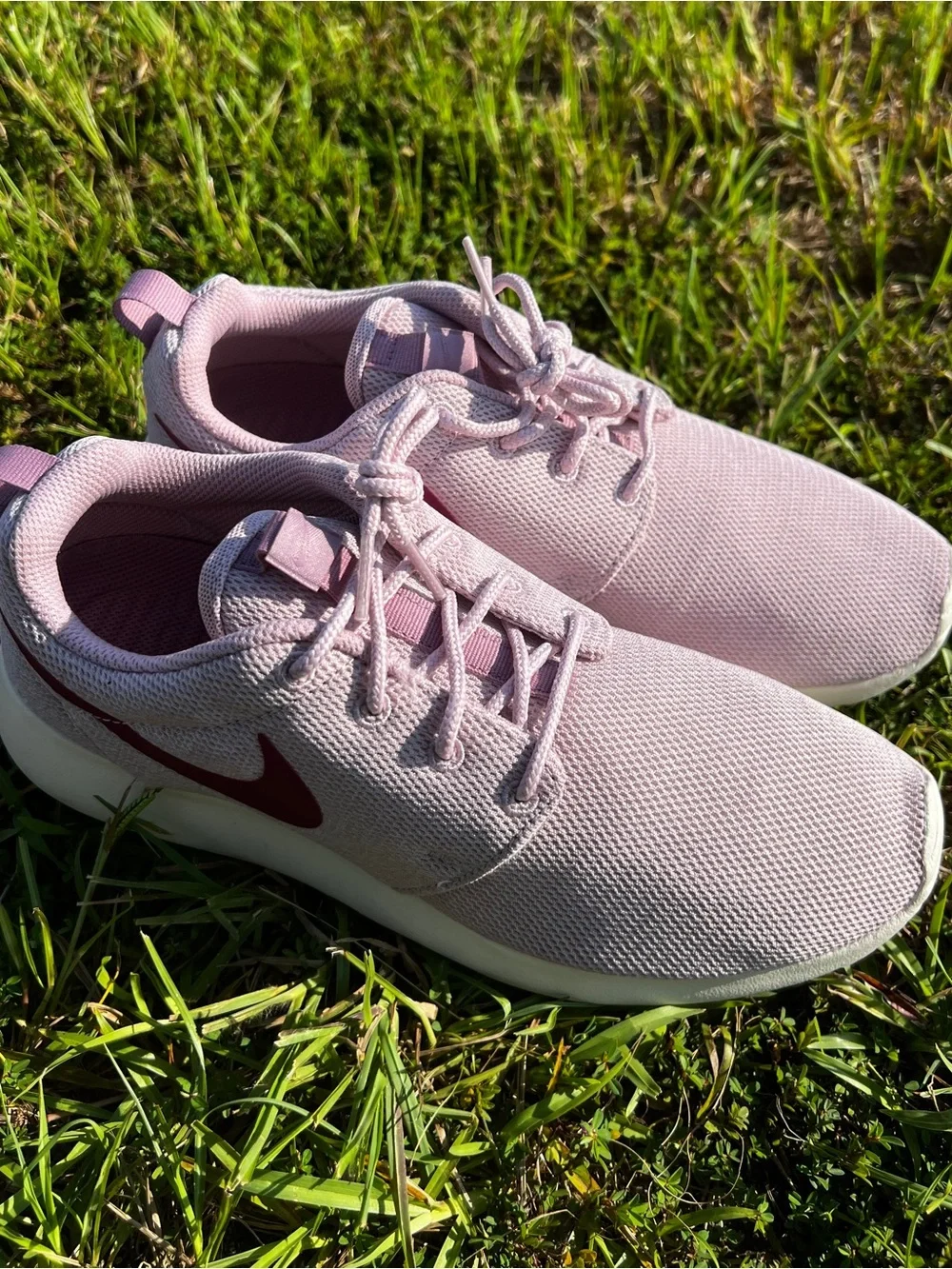 NEW Nike size 8.5 Womens Roshe One Plum Pink shoes